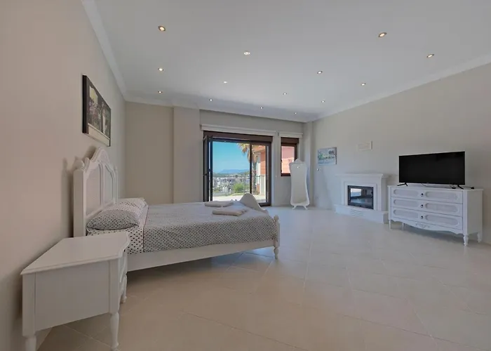 Large And Lovely Private Vilă Fethiye